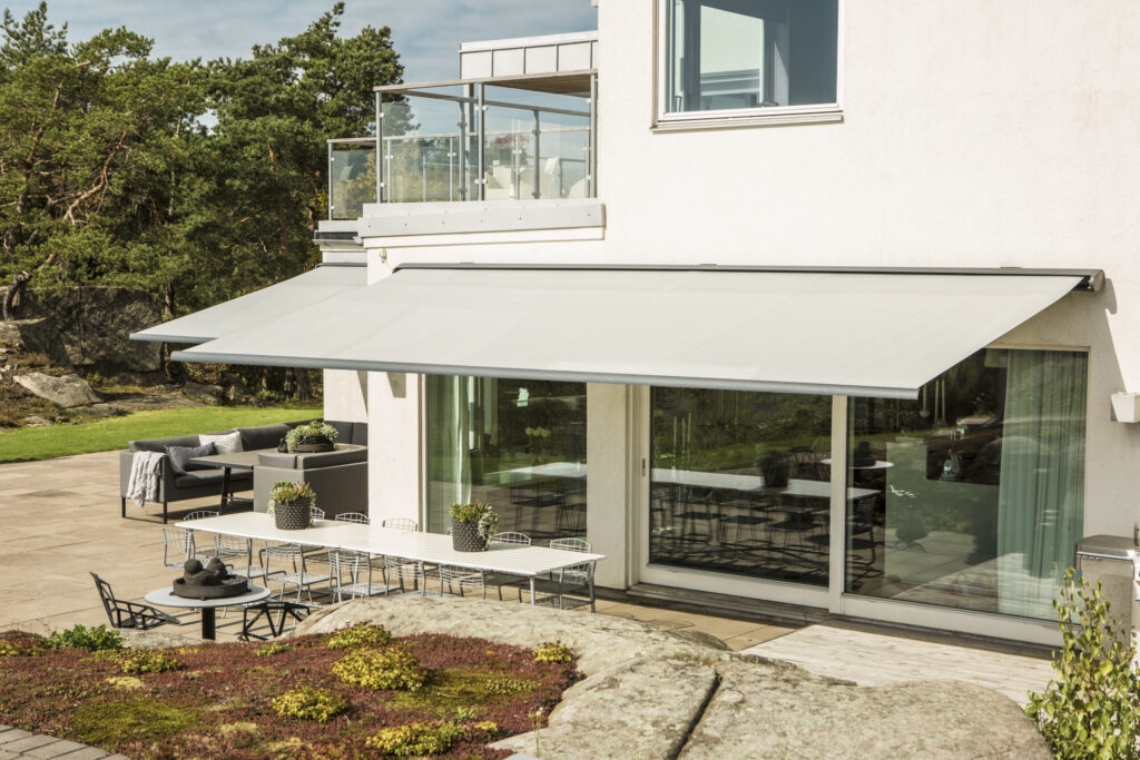 Terrassmarkis på modern villa