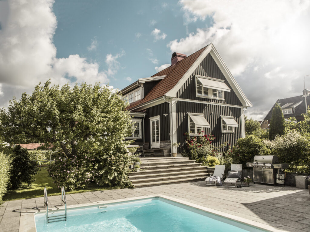 Flott hus med pool och vackra fönstermarkiser